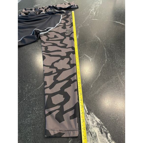 UnderArmour Baselayer black and gray camo heatgear LT - Picture 6 of 9